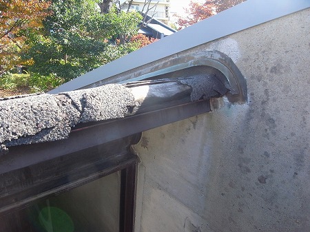 片棟部分は劣化して下地が露出