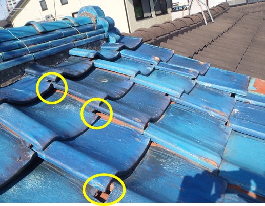 瓦がズレている