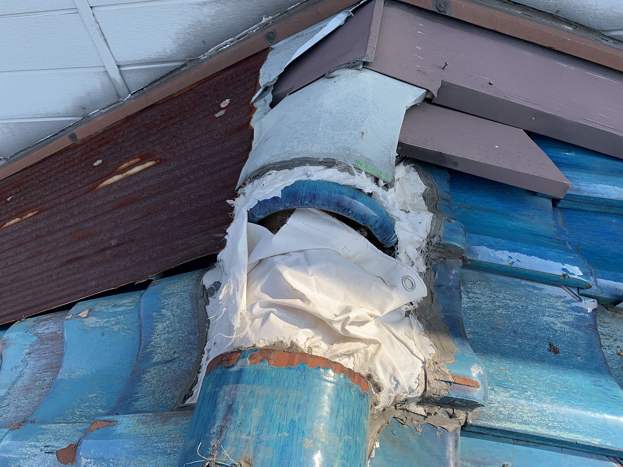 寝屋川市青緑瓦屋根棟部壁際