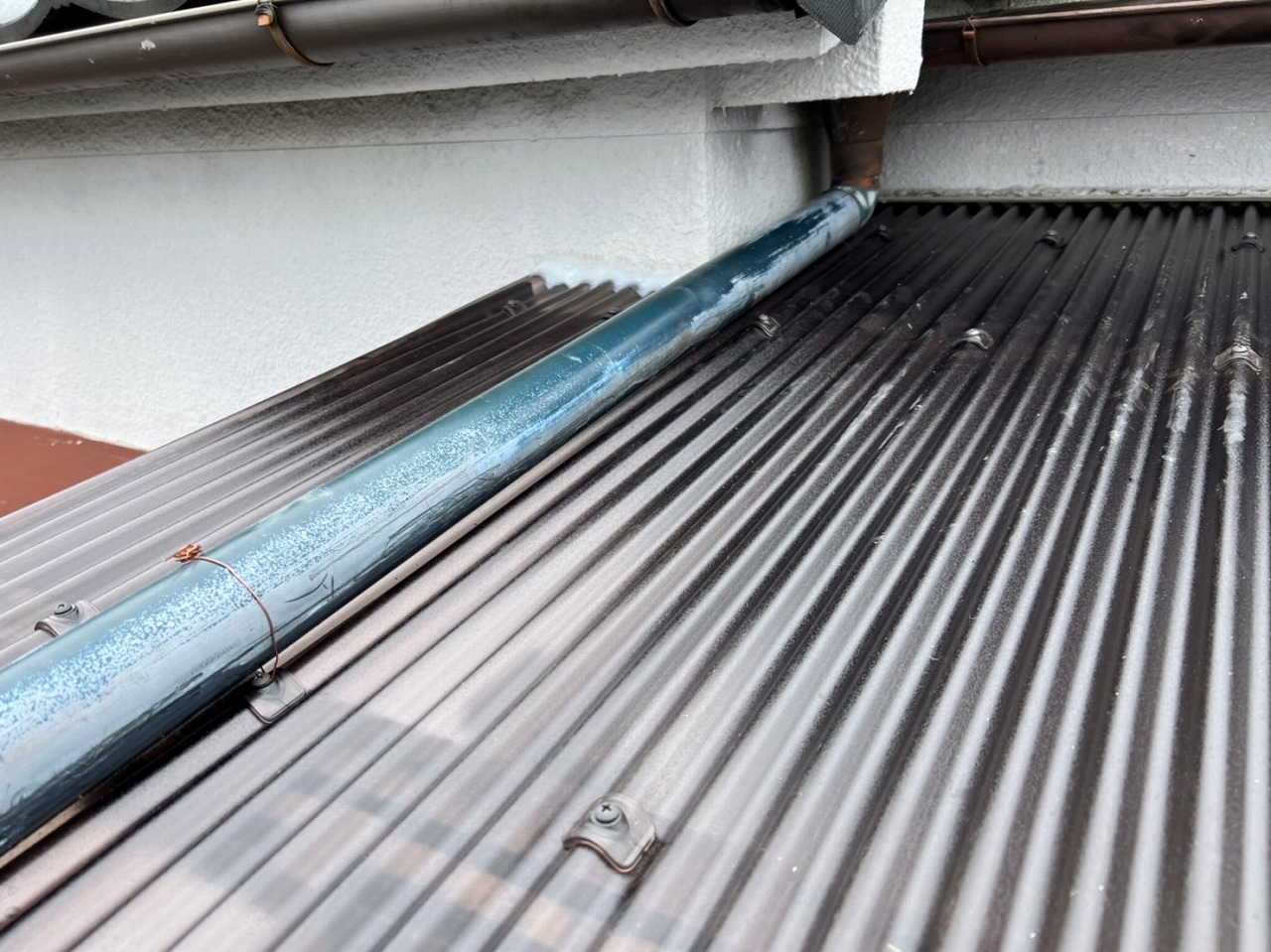 枚方市ベランダ雨樋取り付け