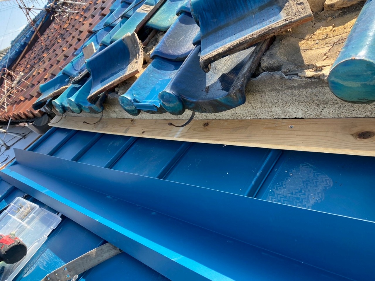 松原市壁際板金取付