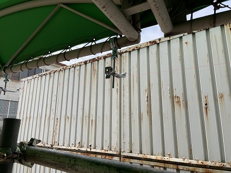 軒樋吊り金具をパイプに固定