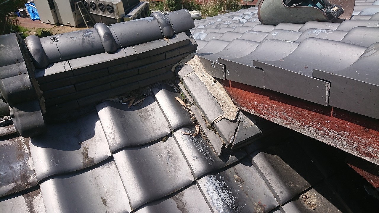 能勢町落ち屋根の壁際瓦ズレ