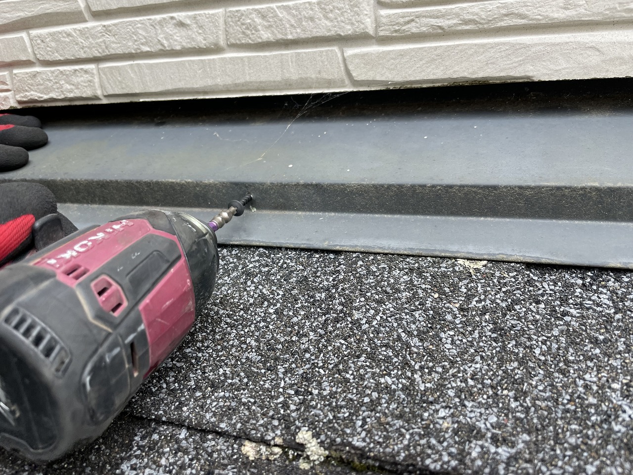 交野市下屋根ビス打ち