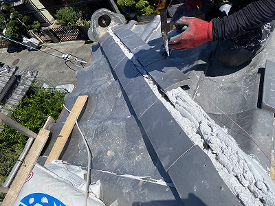 のし瓦の積み直し作業