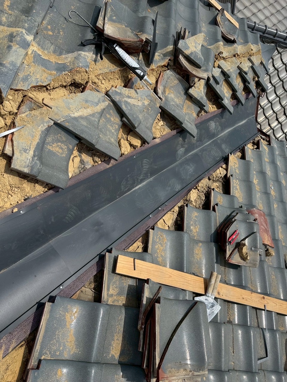 谷板金の交換作業