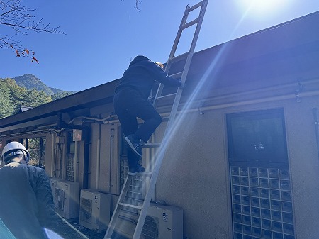 ハシゴで屋根に上ります。