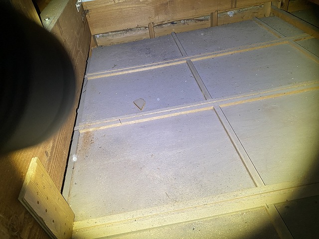 天井裏　枚方市