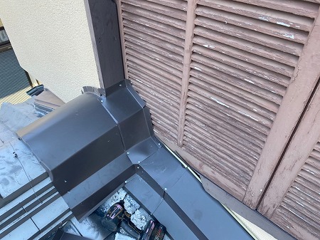 棟瓦に板金を巻きます