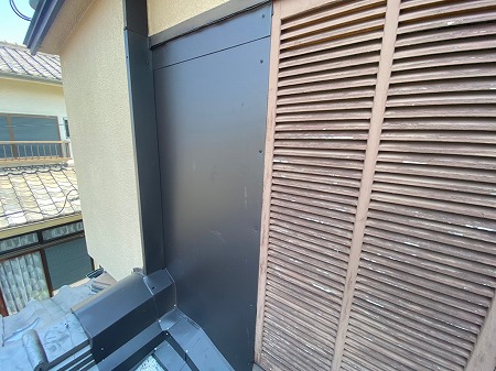 雨戸、戸袋の入り口を板金で塞ぎました。