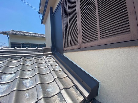 壁際の雨漏り補修板金工事完了です。