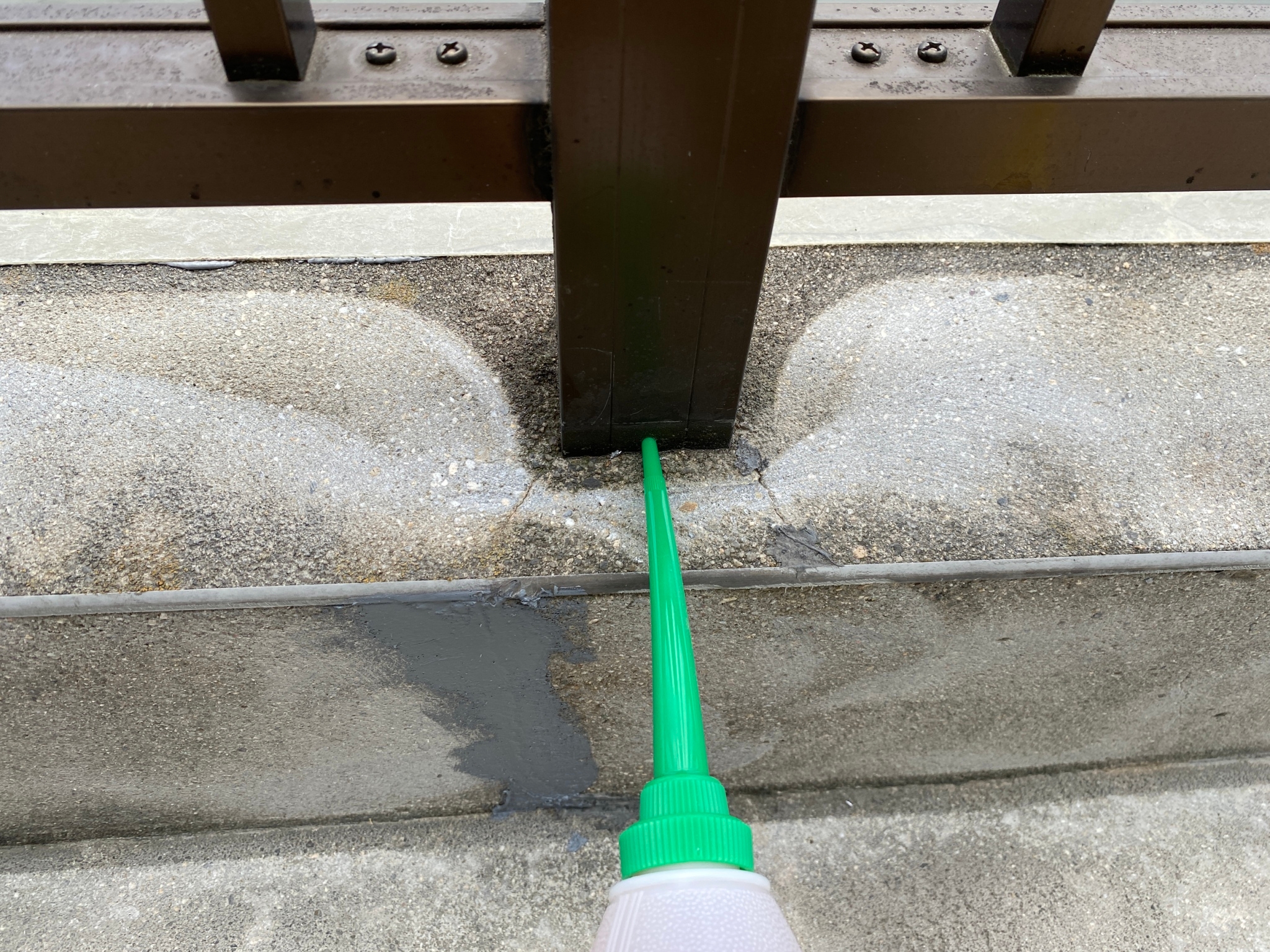 ベランダの手すりの支柱部分の処理を行います。