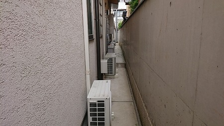 家の周りに落ちた枯葉も掃除します。