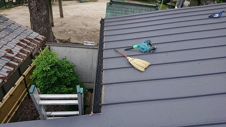 落ち葉除けネットを再設置して完了です。