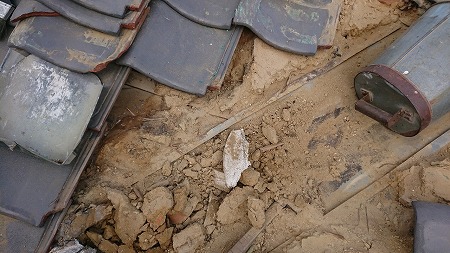 谷板金付近の土を取り除く