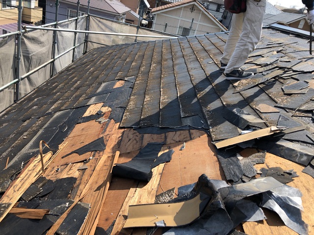 ルーフィング　破れ　野地板