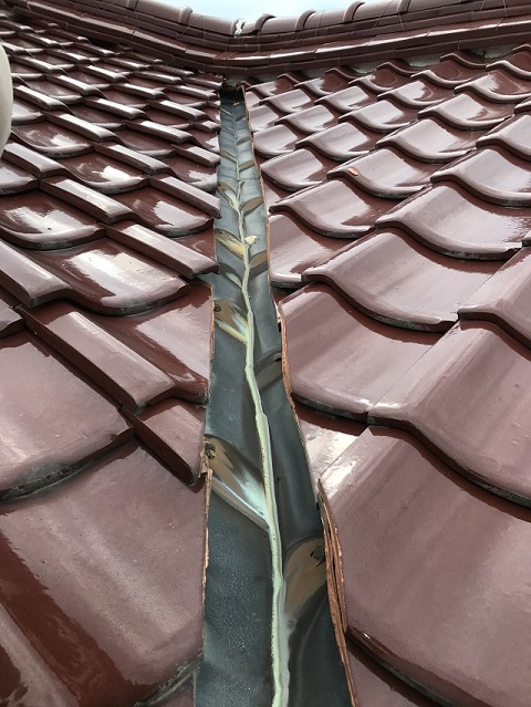 名張市　屋根谷板銅の穴あき