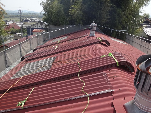 伊賀市工場屋根葺き替え金属瓦荷揚げ