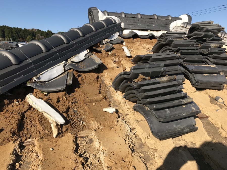 瓦撤去後の葺き土
