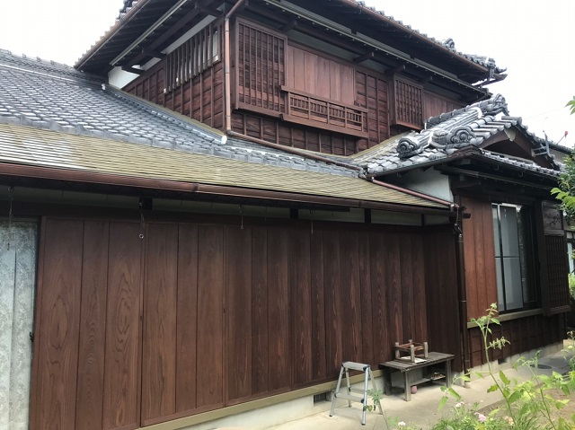 名張市で浸透型保護塗料ノンロットを使い杉板に塗っていきます