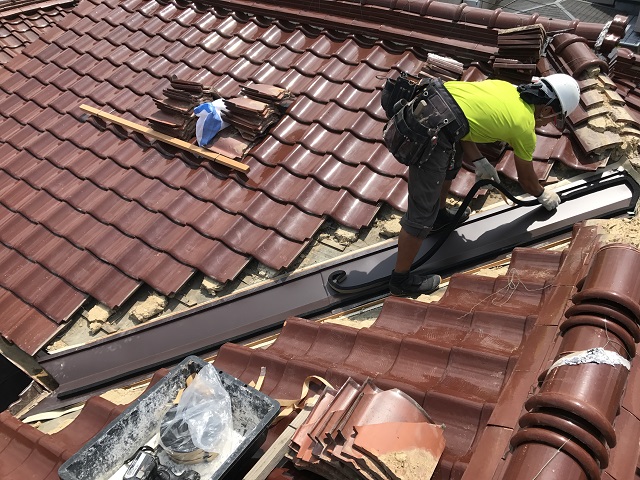 名張市　カラーステンレスで谷板改修