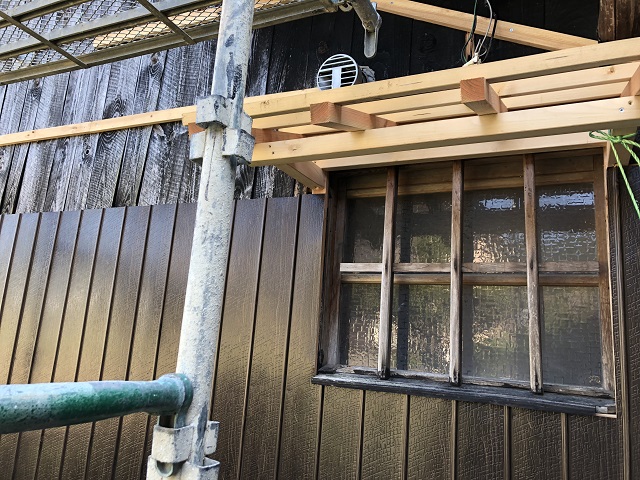 木目調トタンと庇下地