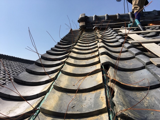 銅線を並べた屋根面