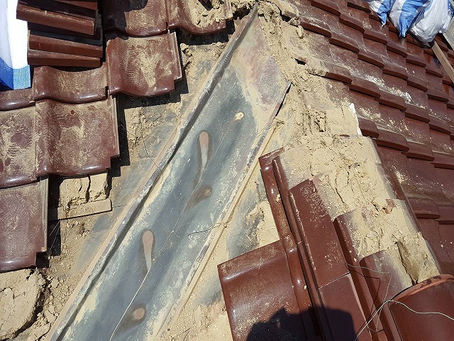 名張市　谷板金雨漏り取り替え前