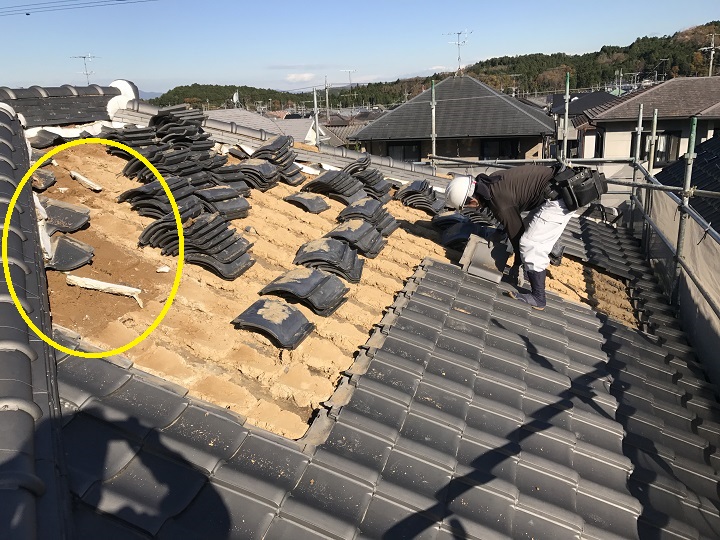 伊賀市　葺き土が濡れている写真