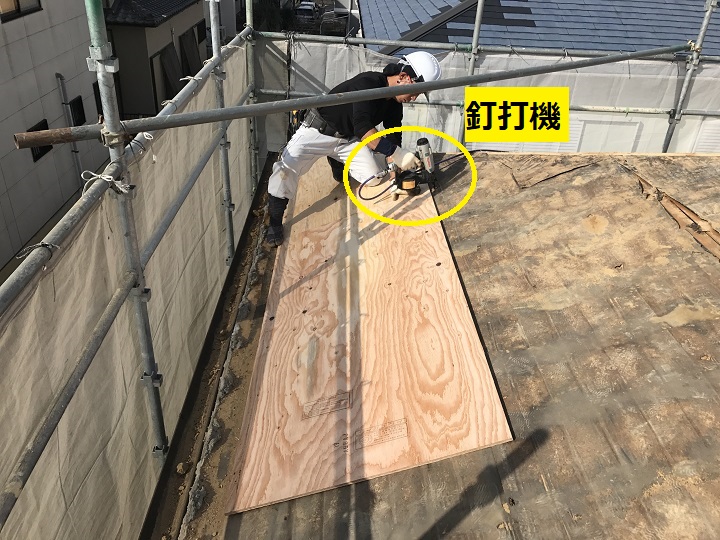 伊賀市　釘打機を説明する写真