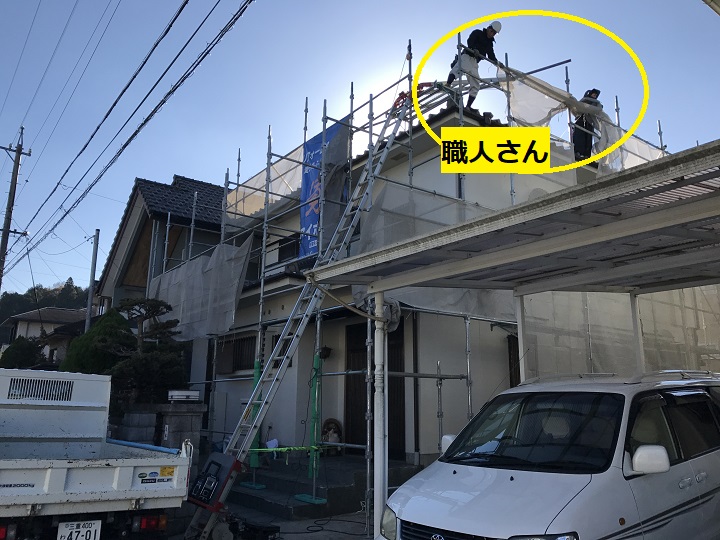 伊賀市　雨漏り補修作業をする２人の職人