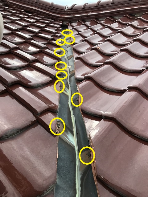 名張市銅製谷板が酸性雨で穴あき