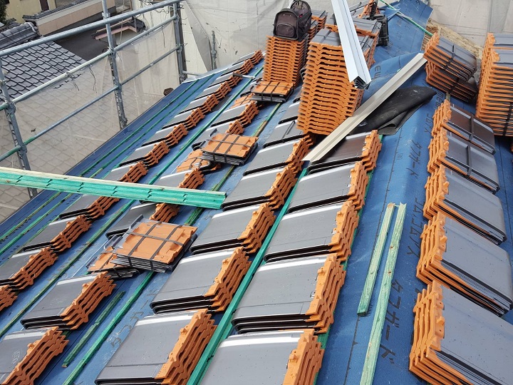 伊賀市　平板瓦荷揚げ