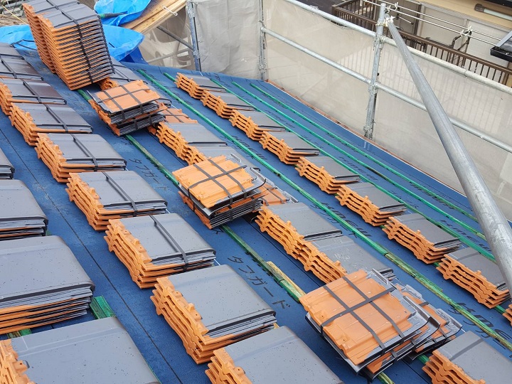 伊賀市　平板瓦荷揚げ２