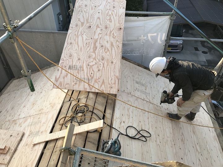 伊賀市　野地板をビスで止める