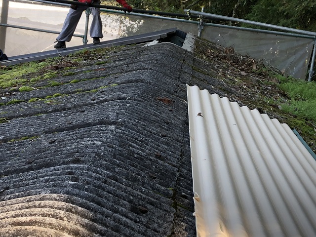 伊賀市　倉庫　葺き替え中