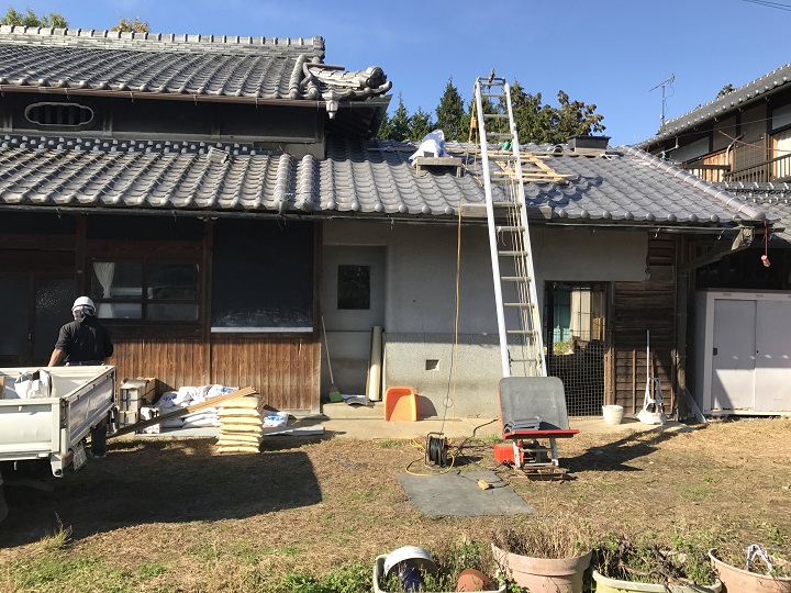 名張市　瓦葺き中