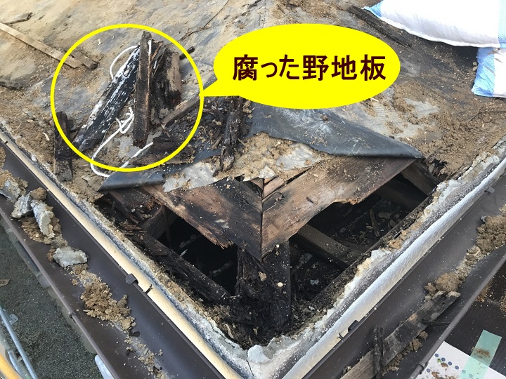 伊賀市　下屋根・腐った野地板の説明写真