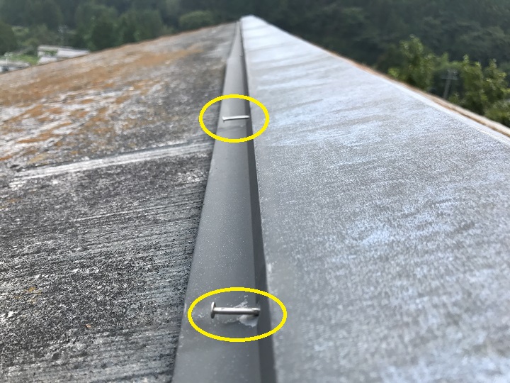 名張市　カラーベスト屋根の点検（棟の釘抜け）