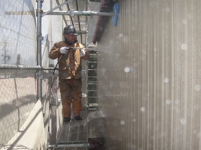 三重県伊賀市　工場２階トタン高圧洗浄中