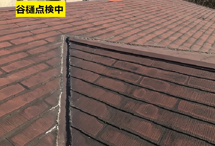 名張市　カラーベスト谷樋点検の写真