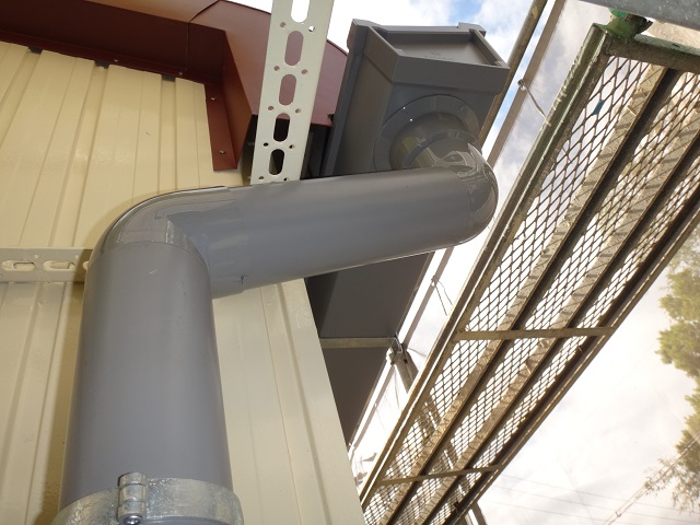 伊賀市　雨樋　下からの写真