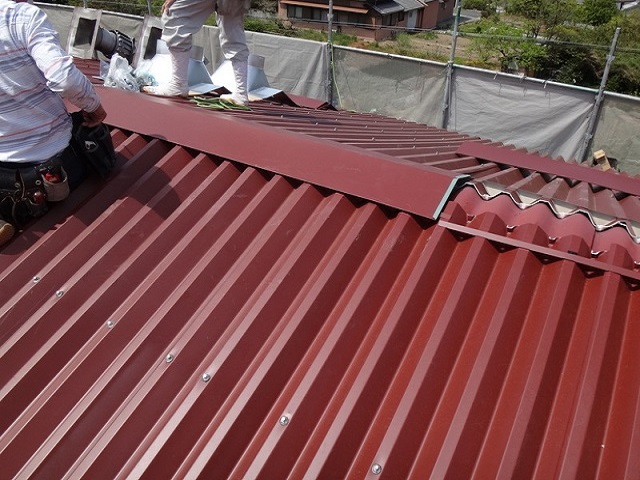 伊賀市　工場屋根葺き替え棟取付