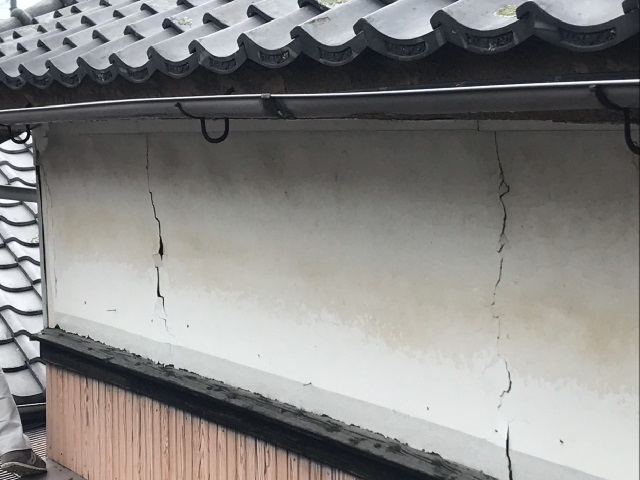 白壁　亀裂