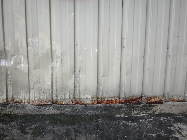 三重県伊賀市外壁トタン裾に錆