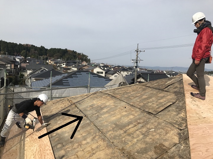 伊賀市　野地板張り進行方向を示す写真