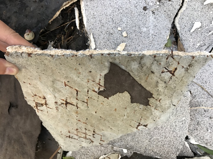 名張市　モルタル壁の破片　アップ
