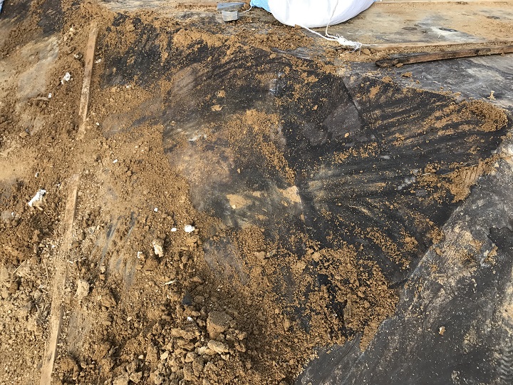 伊賀市　ルーフィングが濡れている写真