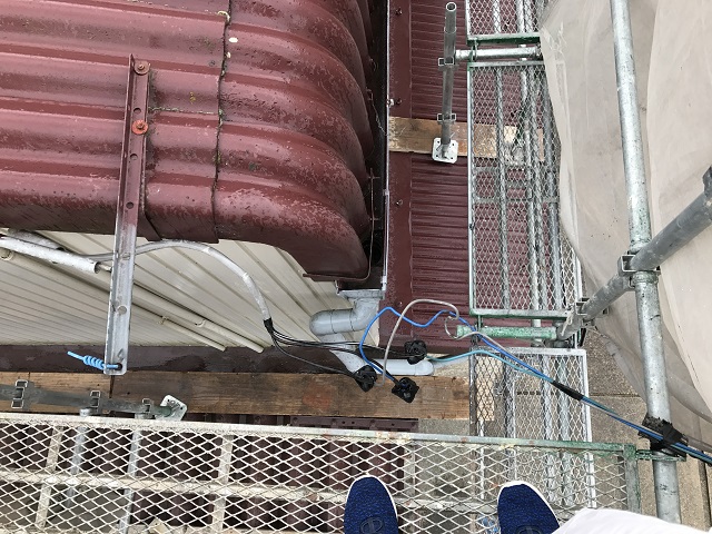 伊賀市　屋根カバー工法　電線の処理