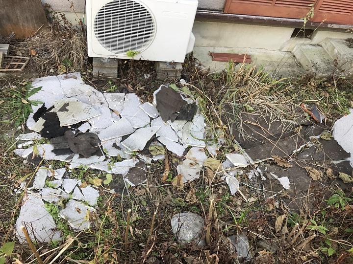 名張市　モルタル壁の破片　台風被害